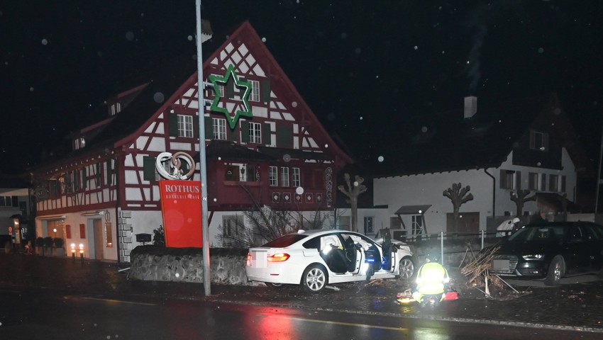 Junger Mann rammt bei Unfall Lampe, Baum und Hydranten Junger Mann rammt bei Unfall Lampe, Baum und Hydranten