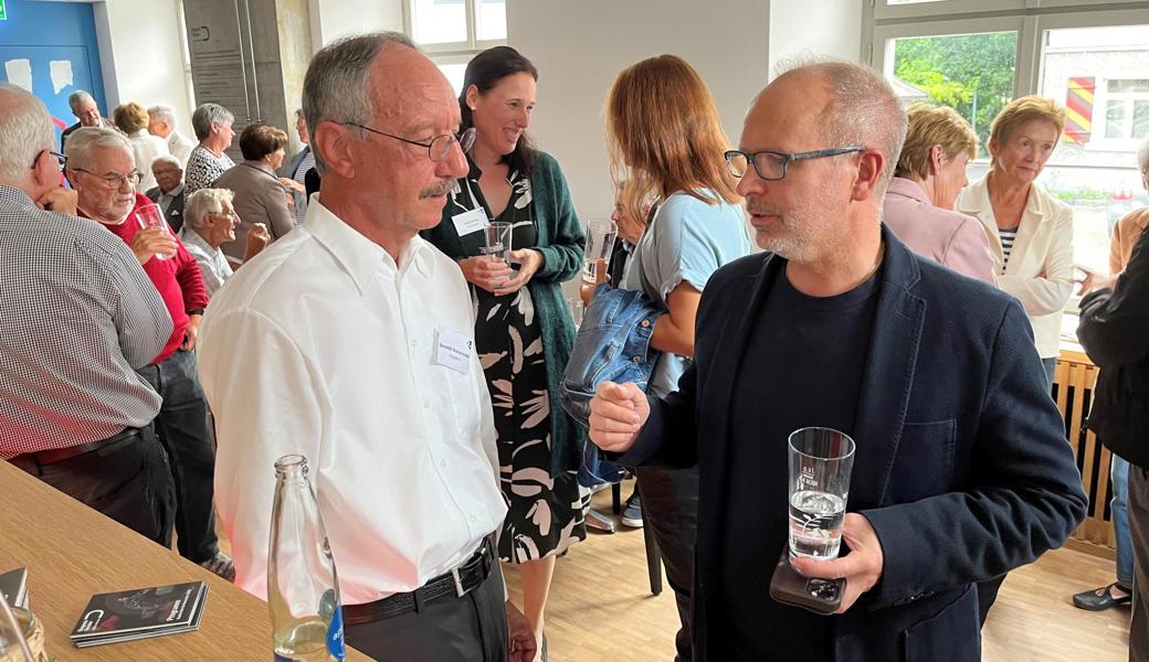 Benedikt Weissenrieder (links) aus Altstätten, der die Volkshochschule Rheintal präsidiert, im Gespräch mit Regierungsrat Stefan Kölliker, der an einen Auftritt an der Volkshochschule Wil eine besondere Erinnerung hat. 