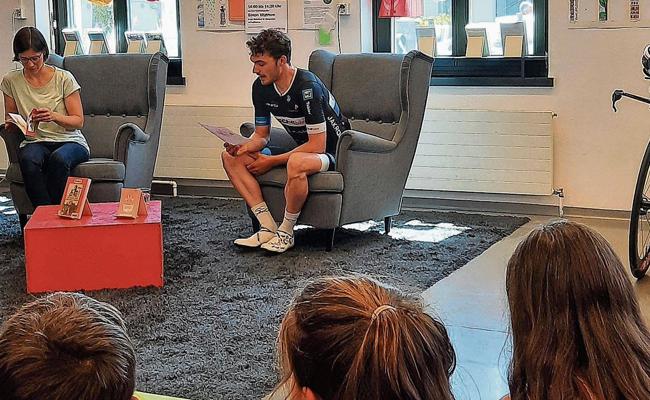 Simon Vitzthum las in der Bibliothek vor