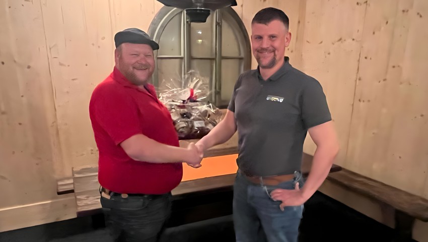 Präsident Peter Keel (rechts) verabschiedet Röbi Büchel. Präsident Peter Keel (rechts) verabschiedet Röbi Büchel.