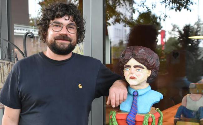 Paul Müller meisselt Kritik in Stein