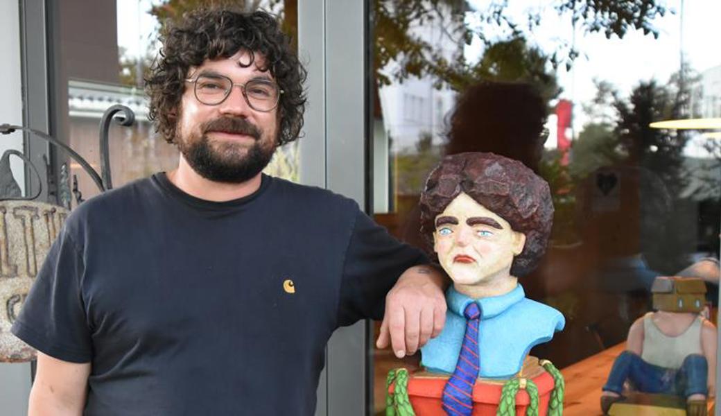 Paul Müllers gesellschaftskritische Steinskulpturen stossen auf reges Interesse.