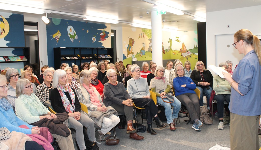 Es war mucksmäuschenstill, als Doris Büchel aus ihrem Buch «Wie lange ist nie mehr» gelesen hat. 									Bild: Cécile Alge