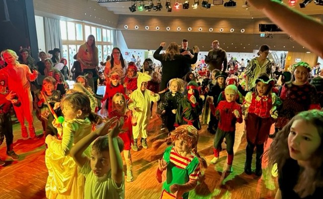 Bunte Party: Hunderte Kinder feierten ausgelassen den Kindermaskenball