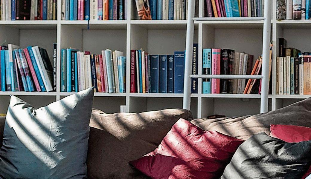 Die Bibliothek im oberen Stock.