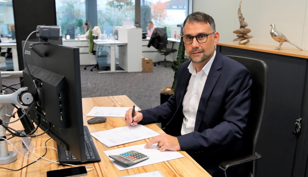 Juan Fernandez, Bereichsleiter Vertrieb bei der Krankenkasse Rhenusana, kann sich vorstellen, dass Familien aufgrund der vom Bundesrat angekündigten Prämienerhöhung an den Anschlag kommen.