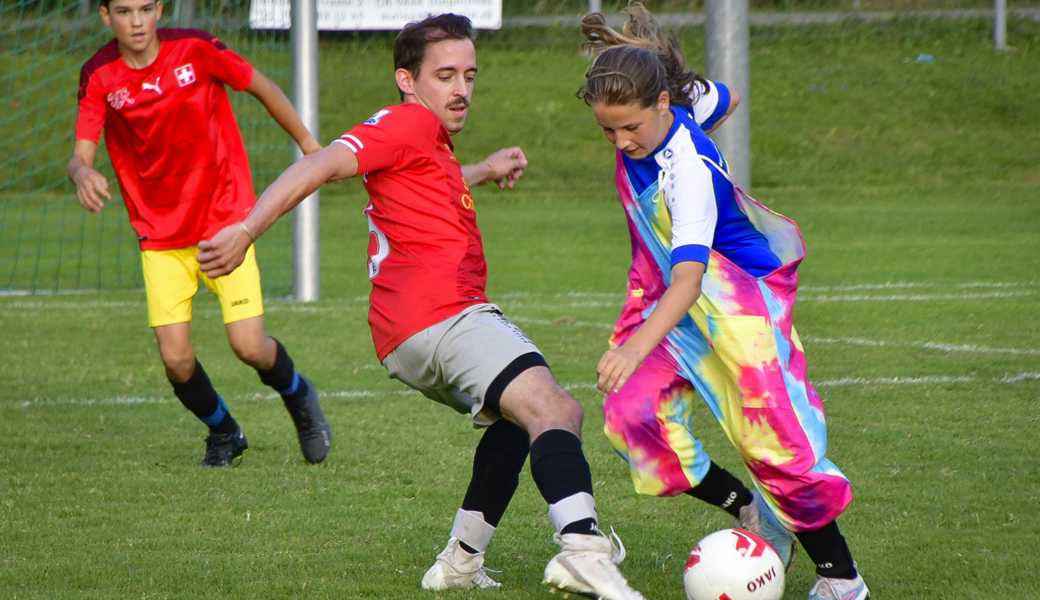 Nicht alle spielten in typischer Fussball-Ausrüstung, und Rebsteins Trainer Ralph Heeb (ganz rechts) zeigte ein paar Müsterchen seines immer noch vorhandenen technischen Könnens.