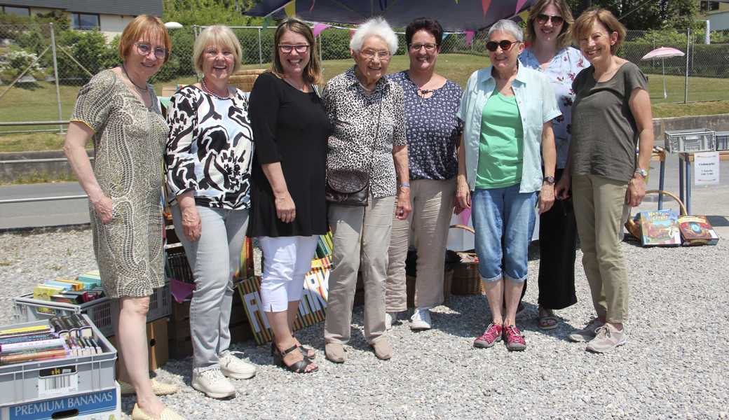 Ein Wiedersehen am Jubiläumsfest. Jetzige und ehemalige Bibliothekarinnen von Balgach, von links: Manuela Ferrari, Daniela Lavelanet (aktuell), Bettina Bartl (Leitung), Regula Schmid, Denise Meier (aktuell), Barbara Keller, Nicole Kast (aktuell) und Susanne Rohrbach.