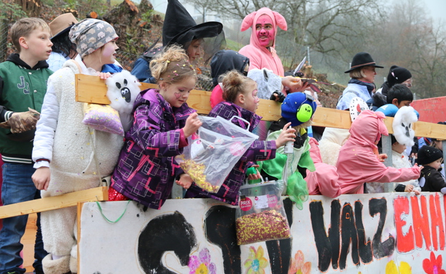 Die Fasnacht geht in die Verlängerung - Walzenhausen feiert mit Umzug und Maskenball