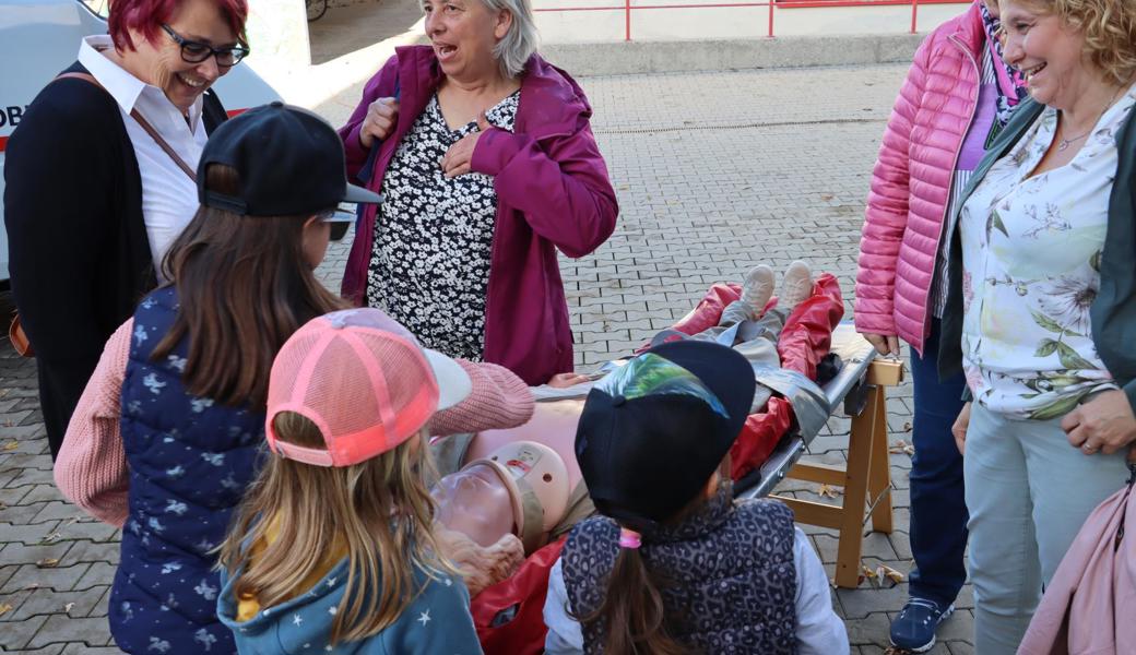 An der Reanimationspuppe konnten Besucherinnen und Besucher die Herzdruckmassage üben.