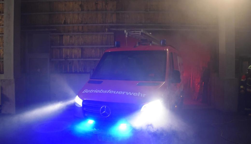 Doch er kannte auch die Lösung des Problems. Das neue Löschfahrzeug der Betriebsfeuerwehr wurde auf originelle Weise vorgestellt.