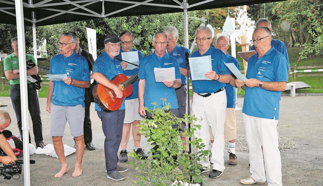 Zur Eröffnung des Kneipp-Gartens am Widnauer Kapellweg hatte die Gruppe «Lehrer im Ruhestand» den Song «Kneipp-Therapie» komponiert. Passend dazu trat Beni Bruggmann, der die Idee zum Kneipp-Garten hatte, barfüssig auf. Vorne sieht man die Strauchrose «Sebastian Kneipp», die Silvia Aebi als Ehrenpräsidentin Kneipp Schweiz überbrachte.
