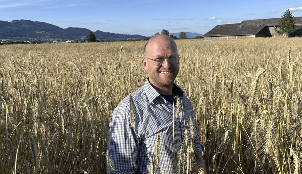 Stefan Eugster im Bioroggenfeld. Er sagt: «Getreide ist eine faszinierende Pflanze.»
