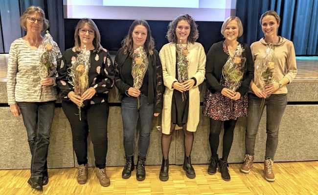 Frauengemeinschaft begrüsst Neumitglieder mit einer Rose