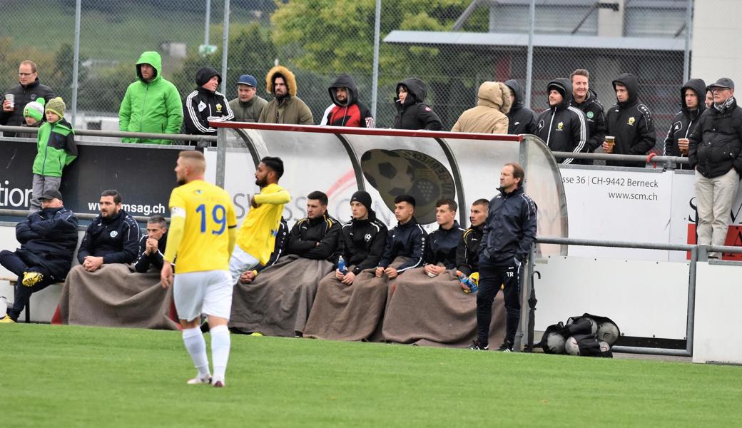 Die Nachwuchsspieler des FC Au-Berneck fassen noch meist die Wolldecke.