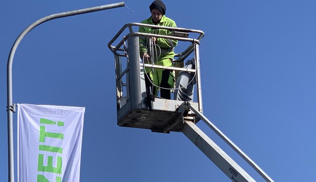 Gabriel Collet montiert die neuen Leuchten.