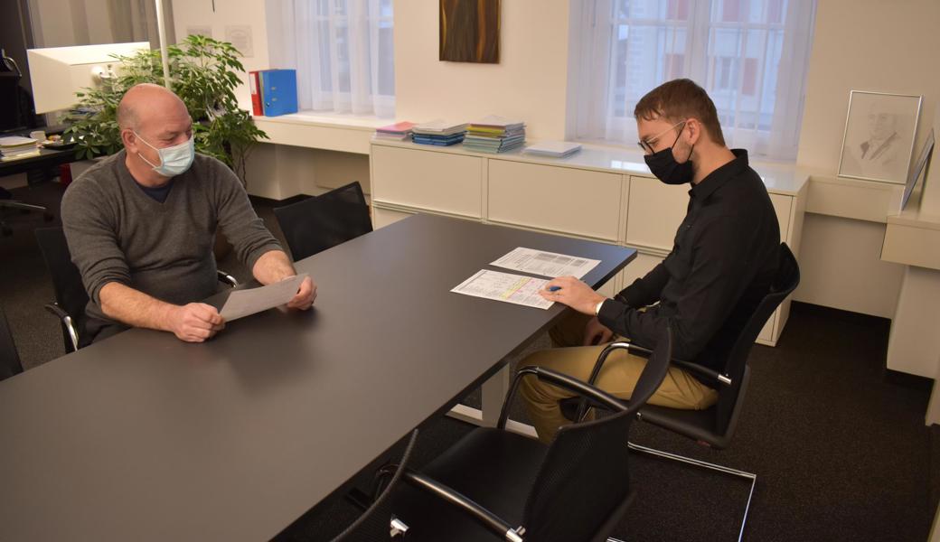 Der Steuersekretär André Thalmann (r.) und der Gemeindepräsident Rolf Huber 
bei der Durchsicht des Steuerabschlusses.
