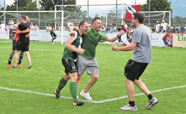 Der Gentleman gratuliert seinem Team