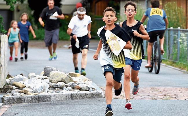 Ein Dorf auf den Beinen – mit dabei die Oberstufenschüler