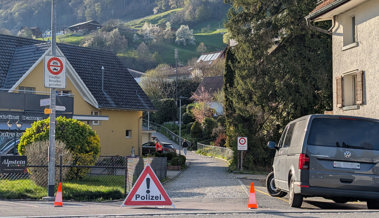 Grosseinsatz der Polizei in Au: Vier Verletzte am Gässeliweg aufgefunden