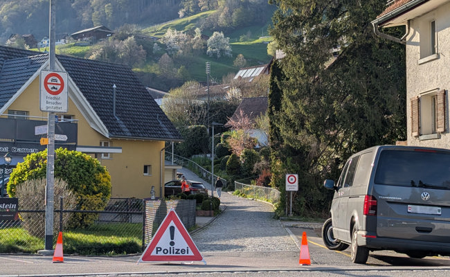 Grosseinsatz der Polizei in Au: Vier Verletzte am Gässeliweg aufgefunden