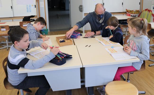 Pensionierte bereichern die Schule