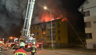 Brand im Dachstock eines Mehrfamilienhauses: Grossaufgebot der Feuerwehr war im Einsatz