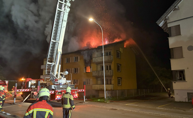 Brand im Dachstock eines Mehrfamilienhauses: Grossaufgebot der Feuerwehr war im Einsatz