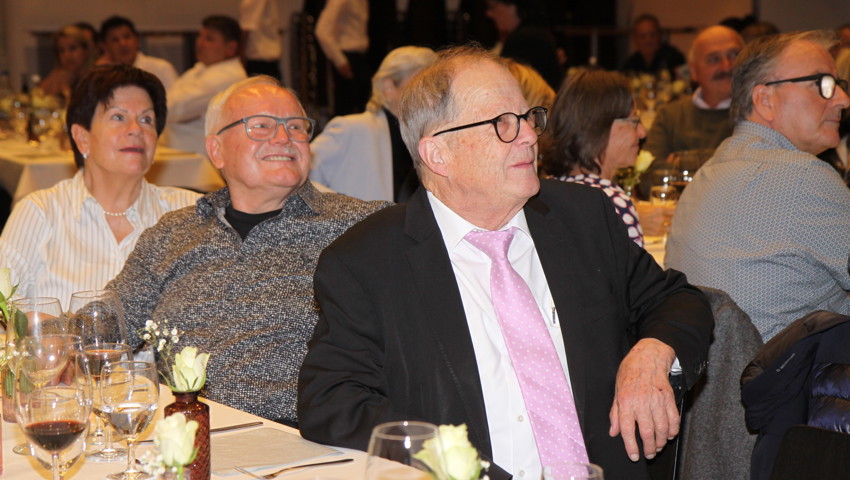 Martin Frei (vorne rechts) schaut während der Versteigerung gespannt zu.