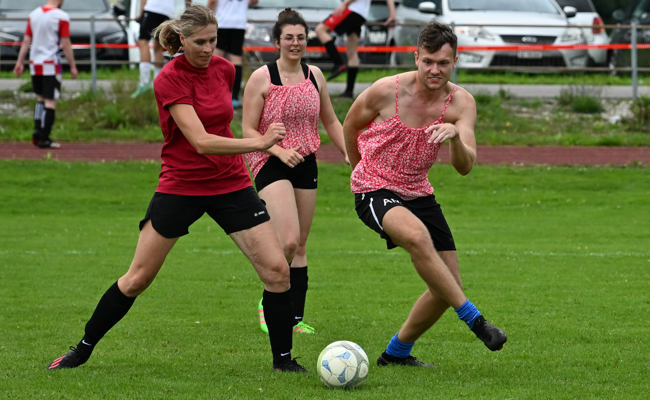 Das Grümpelturnier war ein Fussballfest auf dem Rasen und beim Public Viewing im Festzelt