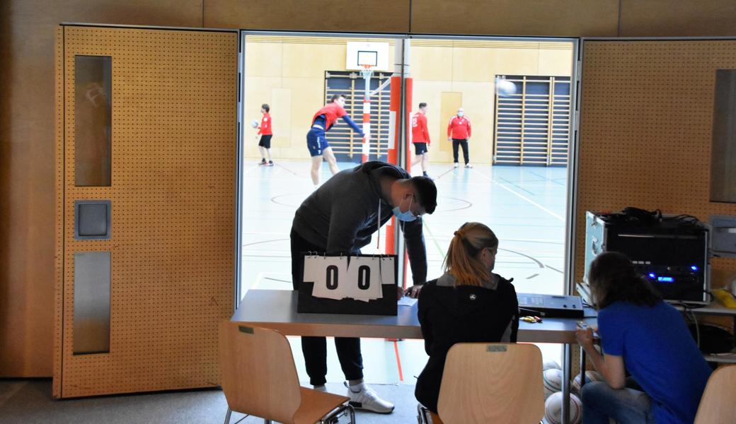 Der Blick aufs Faustballspiel ist in Diepoldsau im Foyer nur den Personen am Spieltisch möglich.