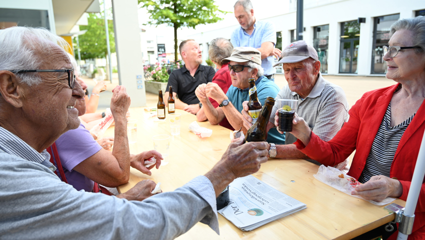Ihre Biografien und die Geschichte des «Rheintalers» überschneiden sich; am Redaktionswagen liessen sie die alten Zeiten bei der Zeitung aufleben: Kurt Fehr (links) aus Widnau, Margit Steinmüller aus Au und Oskar Schlachter (Zweiter von rechts) aus Widnau. Ihre Biografien und die Geschichte des «Rheintalers» überschneiden sich; am Redaktionswagen liessen sie die alten Zeiten bei der Zeitung aufleben: Kurt Fehr (links) aus Widnau, Margit Steinmüller aus Au und Oskar Schlachter (Zweiter von rechts) aus Widnau.