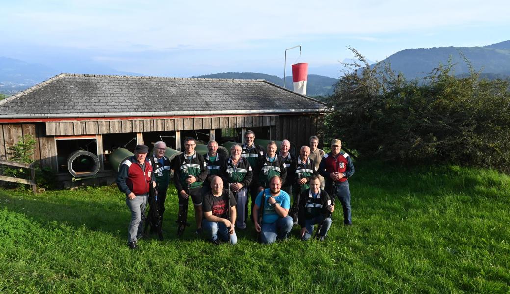 Ein letztes Gruppenfoto der Feldschützen Eichberg letzten Samstag nach ihrem Saisonendschiessen vor dem Schiessstand Chapf. Ab nächstem Frühling werden die Eichberger im Stand Hädler bei Altstätten schiessen. Die Gemeinde kauft sich dort ein.