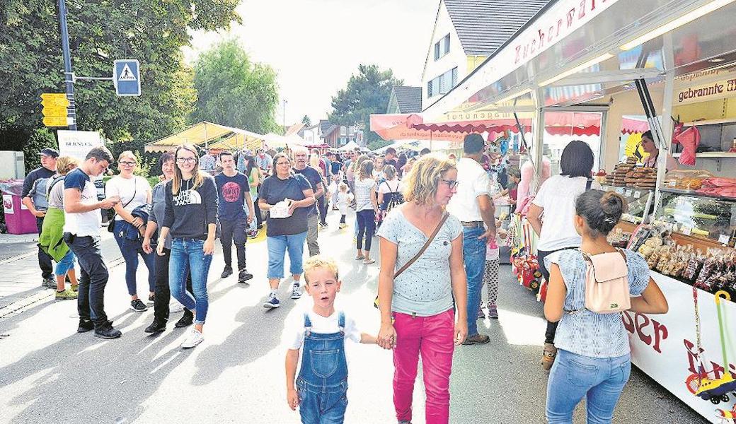 Die Hauptstrasse durch Kriessern ist während der Kilbi eine Flaniermeile und ein viertelkilometerlanges Fest.