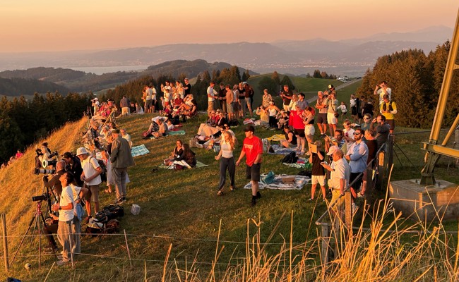 Beste Aussicht: Rheintaler verfolgten das Sonnenspektakel in Scharen auf dem «Töni»