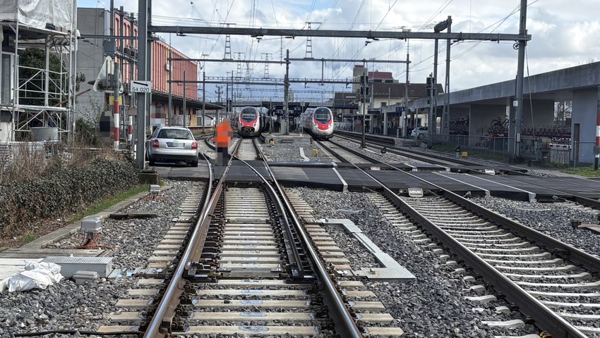 Missliche Lage: Auto bleibt auf Bahnübergang stehen und wird von Zug gestreift