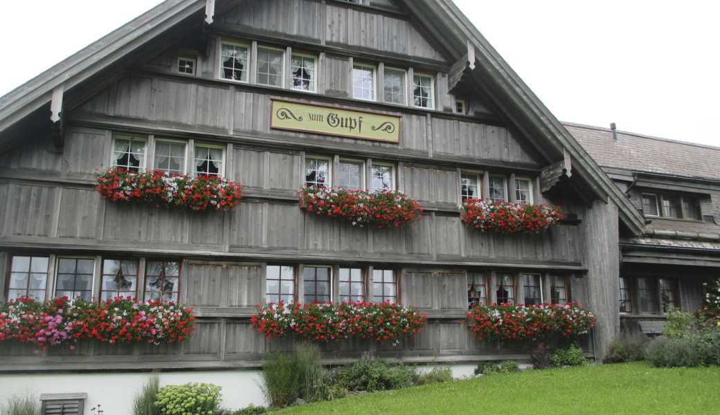 Der Gupf brannte 1981 ab und wurde 1989 wiedereröffnet und ist seither ein beliebtes Speiserestaurant. 