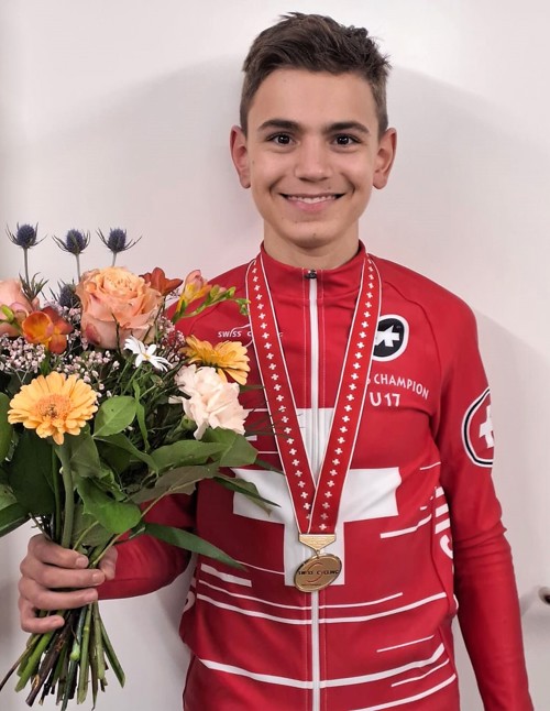 Fynn Lanter: Goldmedaille, Meistertrikot und Siegerstrauss. Fynn Lanter: Goldmedaille, Meistertrikot und Siegerstrauss.