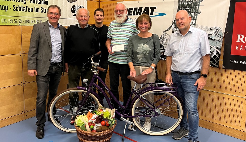 v.l. Nationalrat Roland Rino Büchel, Eugen Kobelt, Sandro Hess, Niklaus Mattle, Siegerin Ursula Aschwanden, Gemeinderat Jürg Bruhin.