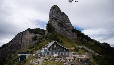 Über den Wolken bauen: Helikopter liefert Beton und Dachplatten für den «Staubern»-Anbau