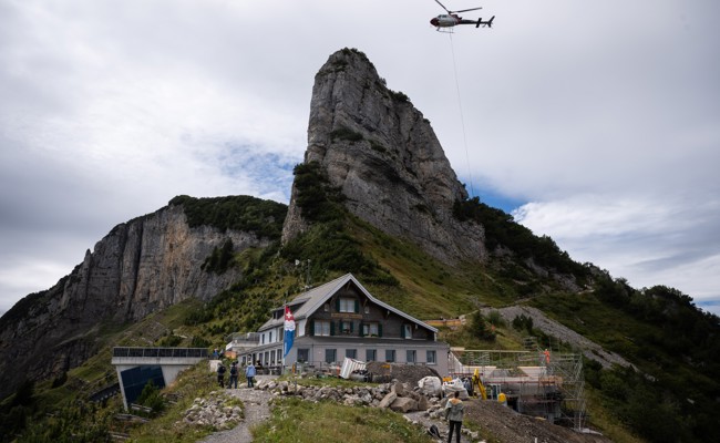 Über den Wolken bauen: Helikopter liefert Beton und Dachplatten für den «Staubern»-Anbau