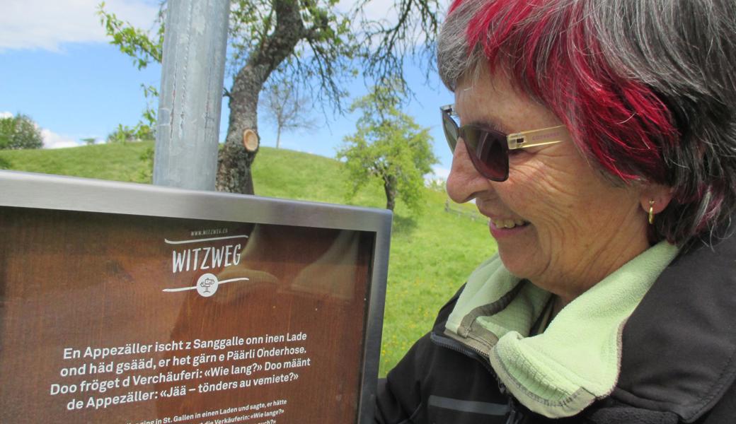 Der Witzwanderweg mobilisiert Wandernde und Humorliebhabende gleichermassen.