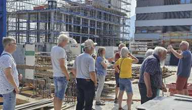 SVP-Mitglieder besichtigen Grossbaustelle im Dorfzentrum