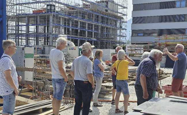 SVP-Mitglieder besichtigen Grossbaustelle im Dorfzentrum