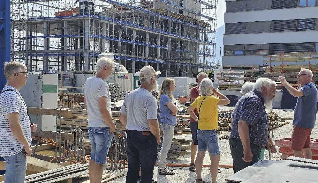 SVP-Mitglieder besichtigen Grossbaustelle im Dorfzentrum
