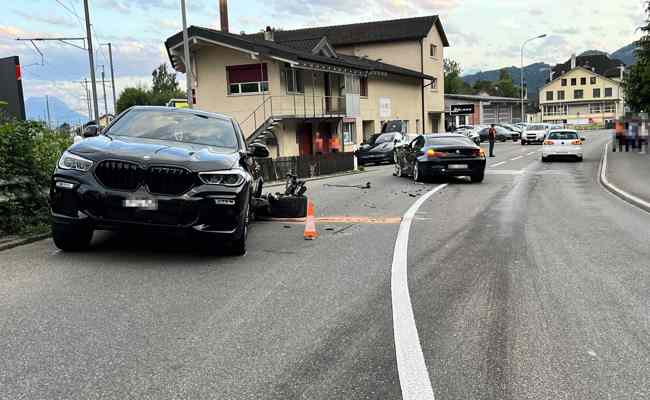 Fahrunfähiger gerät auf Gegenfahrbahn, drei Autos kollidieren