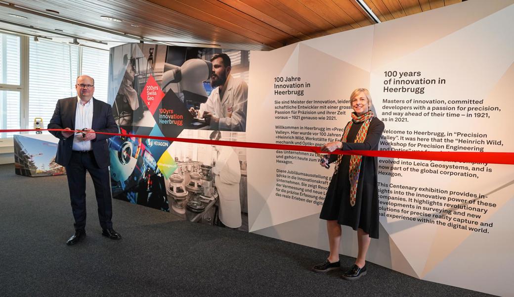 Die Ausstellung "100 Jahre Innovation Heerbrugg" ist virtuell von Thomas Harring (CEO Leica Geosystems AG) und Karin Stäbler (HR-Verantwortliche) eröffnet worden. Die Ausstellung "100 Jahre Innovation Heerbrugg" ist virtuell von Thomas Harring (CEO Leica Geosystems AG) und Karin Stäbler (HR-Verantwortliche) eröffnet worden.