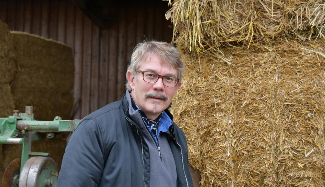 Thomas Beerle ist kein Bauer, er ist zu Besuch auf dem Hof von Ernst Leibundgut in Altstätten. Über die Arbeitsgruppe Bauernkirche pflegt er einen engen Kontakt zu Landwirten. Er unterstützt sie darin, sich miteinander zu vernetzen.