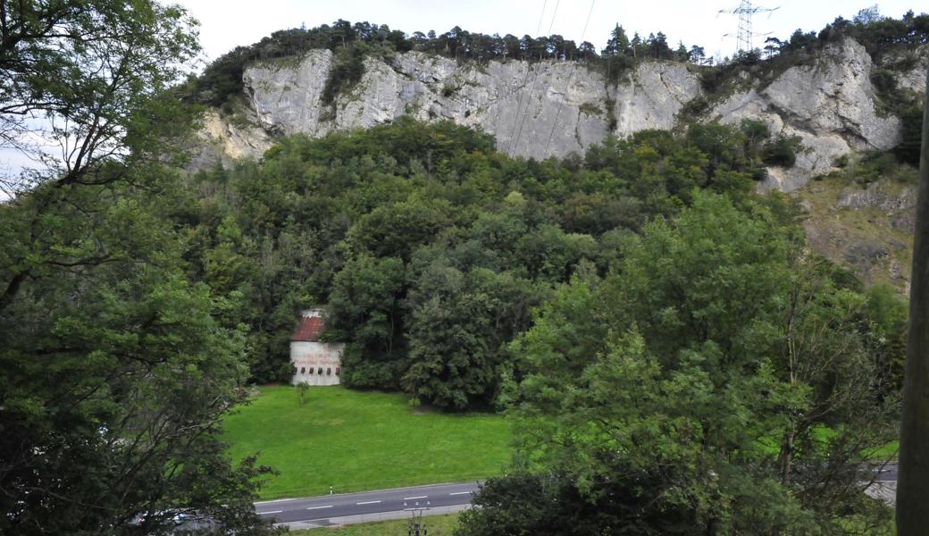 In dieser Felswand am Blattenberg, zwischen dem Weiler Moos und dem Hirschensprung, wurde einst Kalkstein abgebaut. Die Robert König AG möchte hier Lockergestein abbauen und danach eine Deponie für Aushub und Bauschutt einrichten.