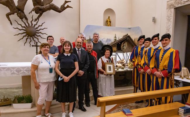 Die Gardekrippe passt haargenau in die Kapelle